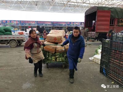 农产品批发市场 货物充足供应稳，市民采购忙中有序